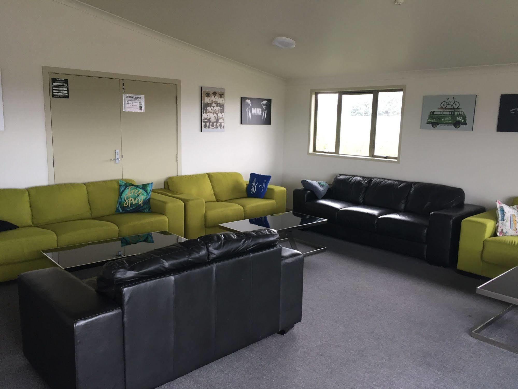 Tiki Lodge Backpackers Taupo Exterior photo