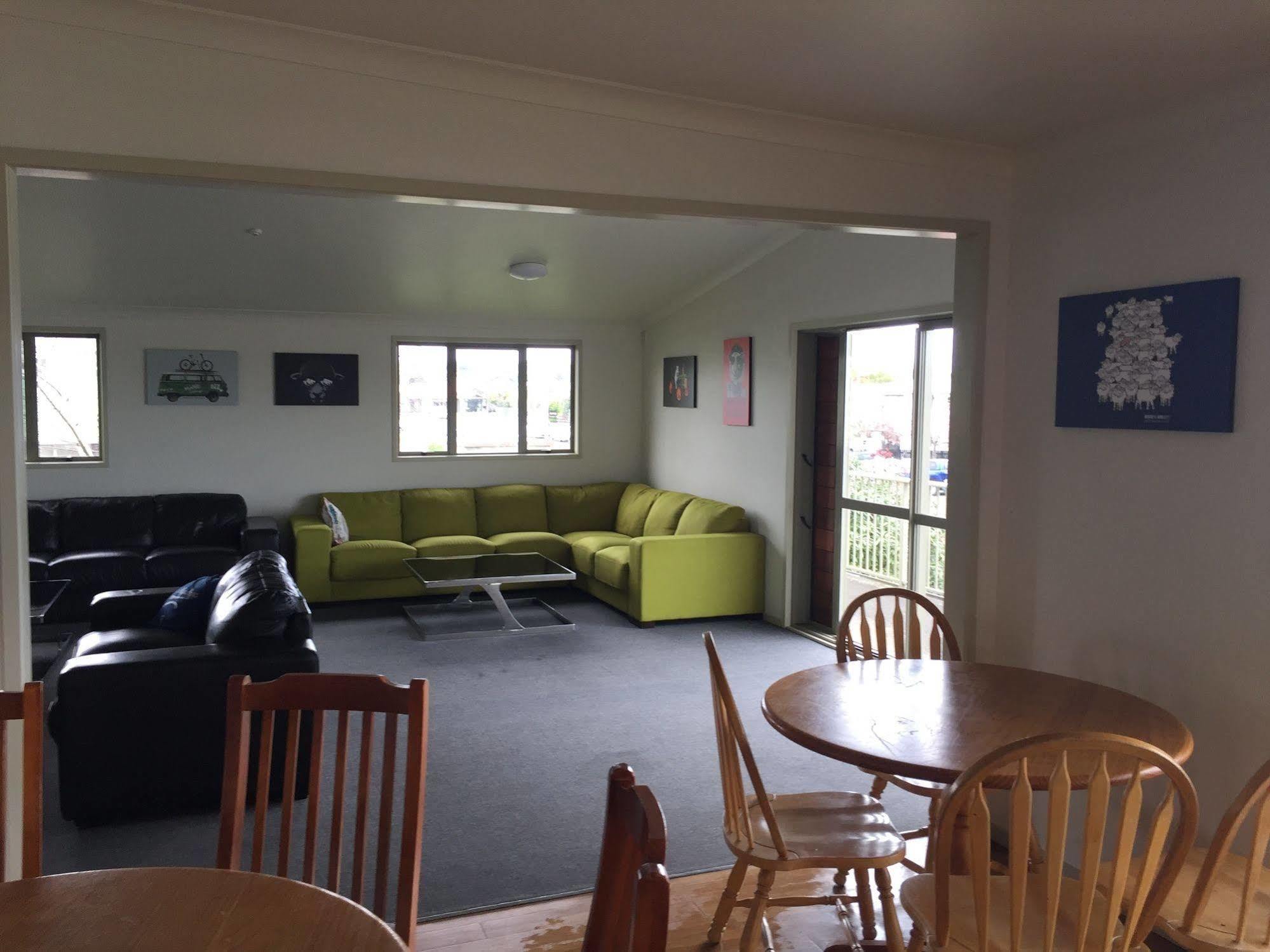 Tiki Lodge Backpackers Taupo Exterior photo
