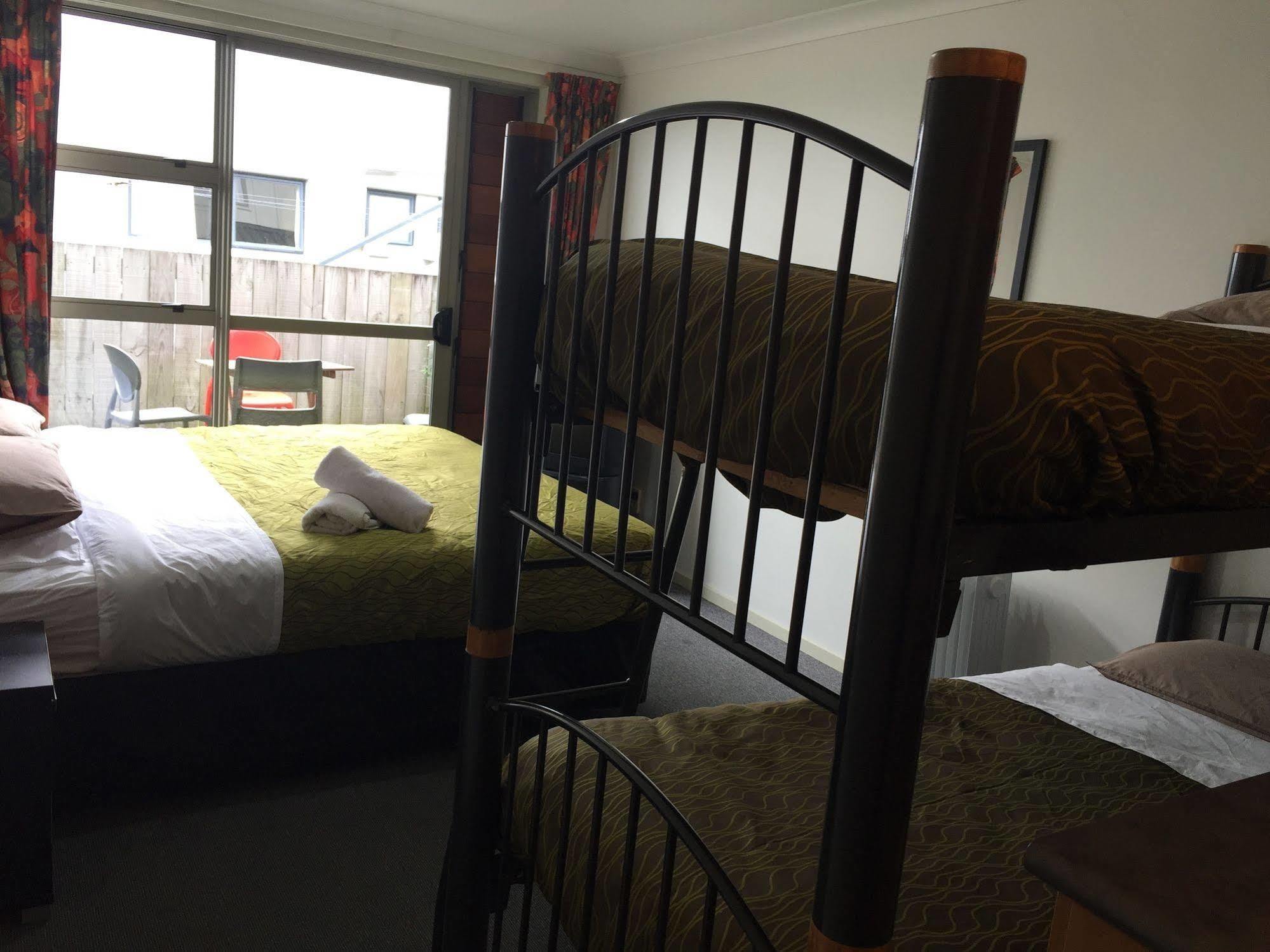 Tiki Lodge Backpackers Taupo Exterior photo