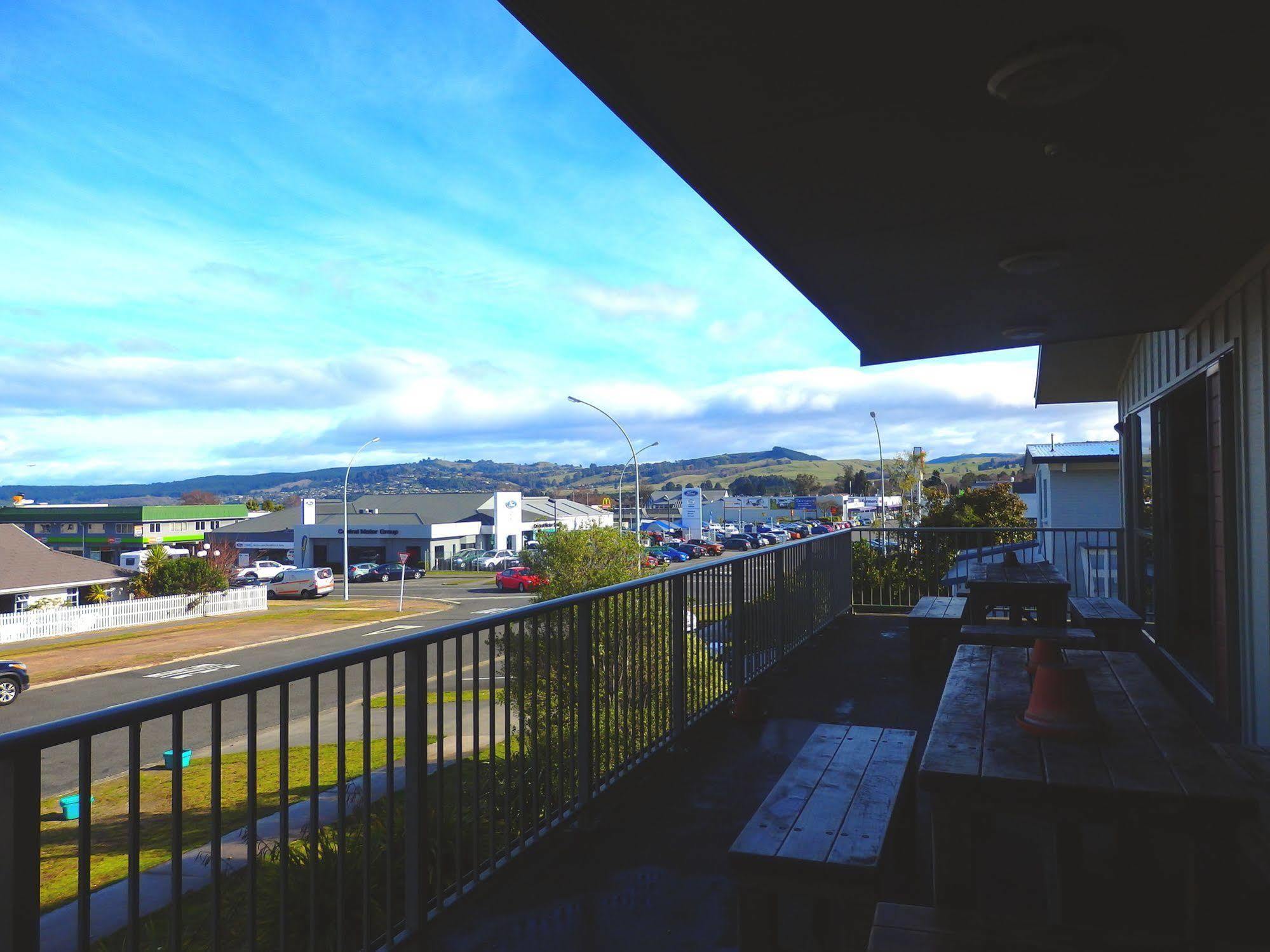 Tiki Lodge Backpackers Taupo Exterior photo